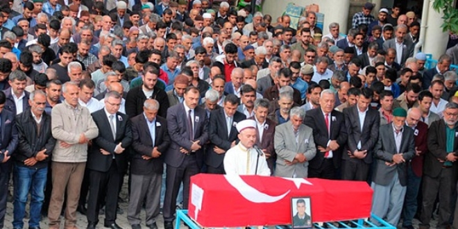 Gelin arabasının çarpıp şehit ettiği trafik polisi, Elazığ'da toprağa verildi