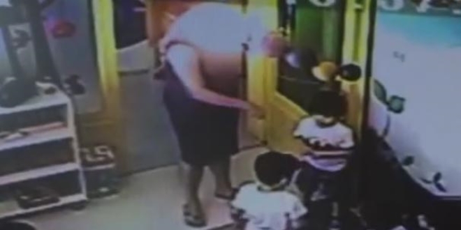 Anaokulunda, yaramazl�k yapan �ocu�u di�er ��rencilere d�vd�rd�