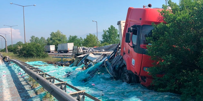 TEM'de cam yüklü TIR devrildi