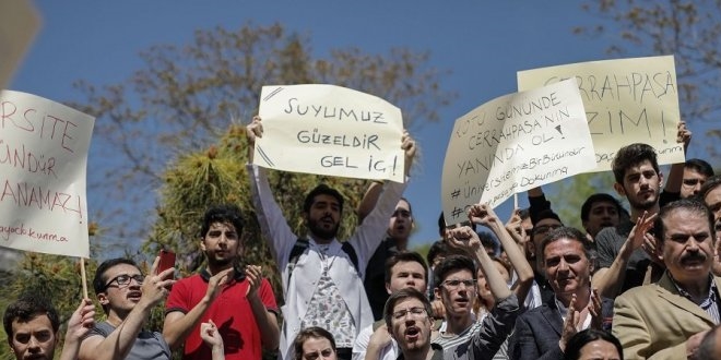 İstanbul Üniversitesi'nde 'bölünme' protestosu