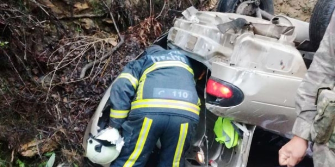 Otomobil dereye u�tu, 1 �l� 2 yaral�