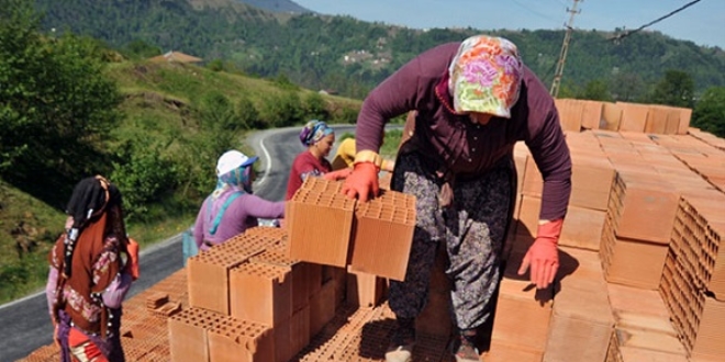 1 May�s Emek ve Dayan��ma G�n�'n� de �al��arak ge�irdiler