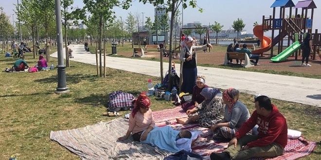 Vatanda�lar sahillere ve parklara ak�n etti