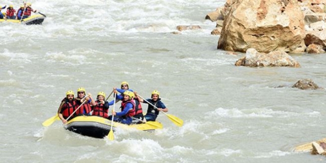 Kaymakam, işçilerle rafting ve piknik yaptı