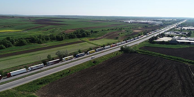 Avrupa'ya a��lan s�n�r kap�lar�nda t�r kuyru�u