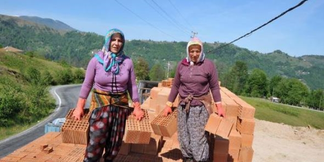 Kadınlar, tuğla boşaltarak ekmeklerini kazanıyor