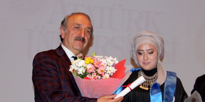 Donmak üzereyken bulunan Afganlı kız, üniversiteyi ikincilikle bitirdi