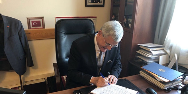 AK Parti Grubu, Erdoğan için imza verdi