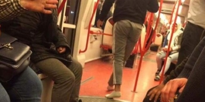 Ayakkabılarını çocuğa verip, yola çorapla devam etti