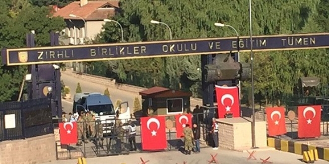 Darbeciler cephaneliğin kapısını kırarak mühimmat almışlar