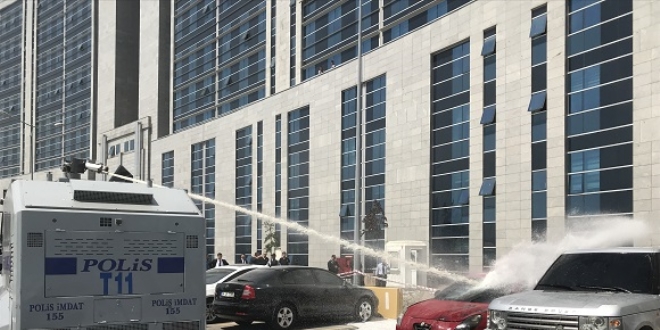 Yanan otomobili TOMA s�nd�rd�