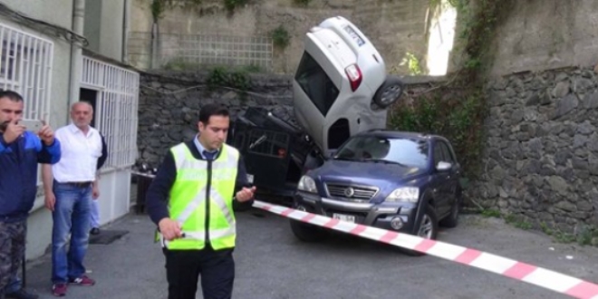 Be�ikta�'ta bir otomobil 5 metrelik duvardan a�a�� u�tu