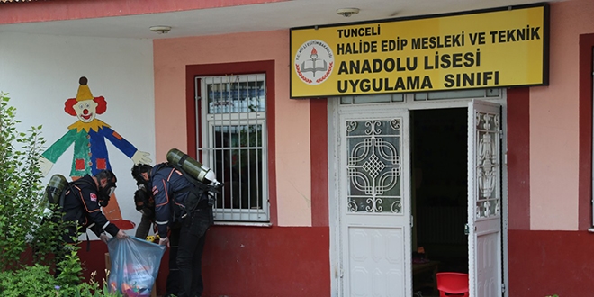 Okuldaki koku �zerine ekipler kimyasal �l��m� yapt�