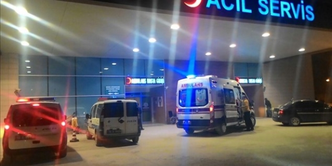 Dur ihtar�na uymayan arace ate� a��ld�: 1 �l�, 1 yaral�