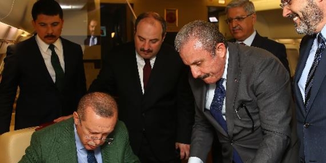 Erdoğan, Güney Kore dönüşü uçakta Cumhur İttifakı protokolünü imzaladı