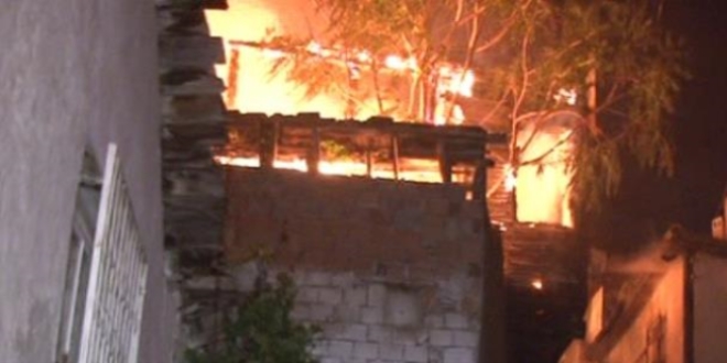 Ankara Kalesi'nde b�y�k yang�n: 7 ev k�le d�nd�