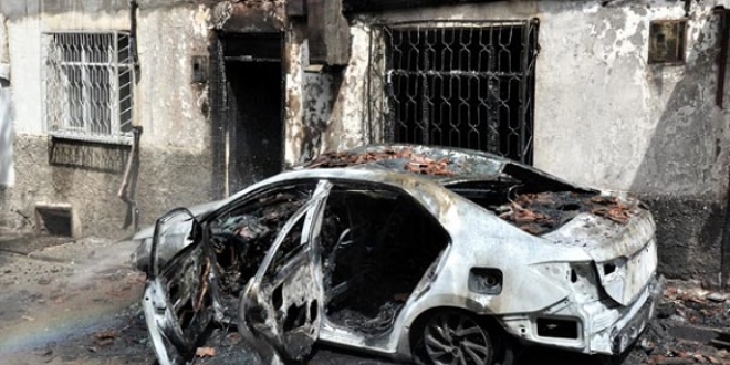 Otomobilde ��kan yang�n evlere s��rad�