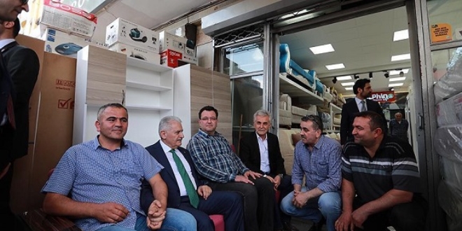 Başbakan Yıldırım'dan Ulus esnafına ziyaret