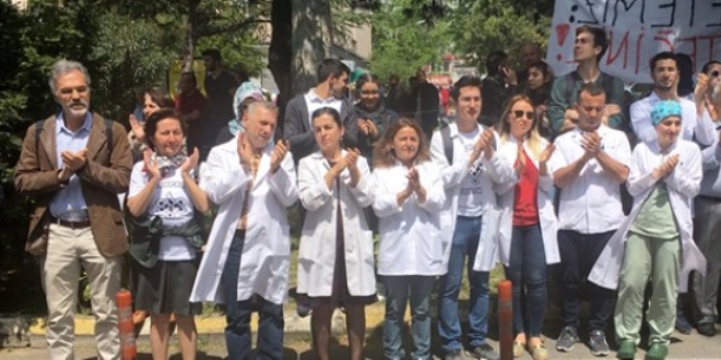 Cerrahpa�a'da eyleme hastalar da destek verdi