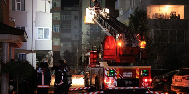 Kartal'da bina yangını, 8 kişi hastanelik oldu
