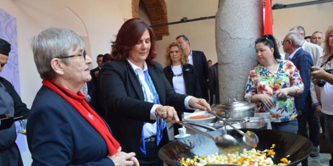 Karatay, ışkın soyup yedi, herkese ikram etti