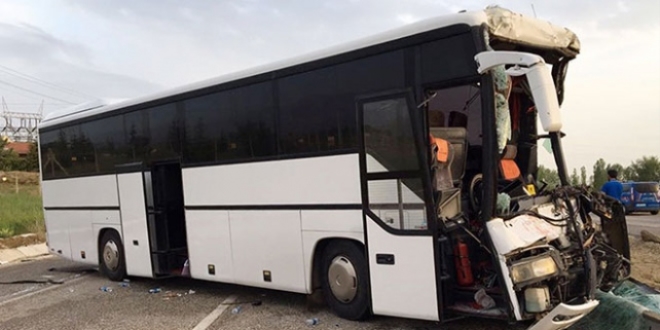 Isparta''da tur otobüsü tıra çarptı: 1 ölü, 46 yaralı