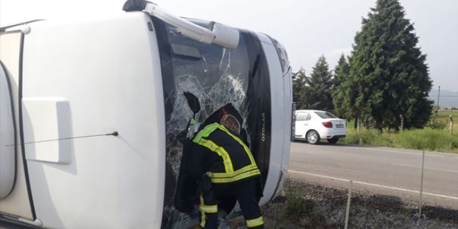 Turistleri ta��yan otob�s devrildi: 17 yaral�