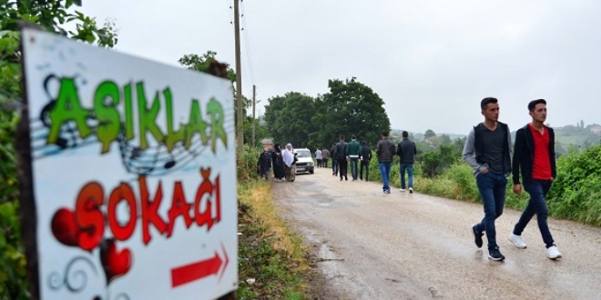 E� adaylar�n� 'A��klar Soka��'nda' arad�lar