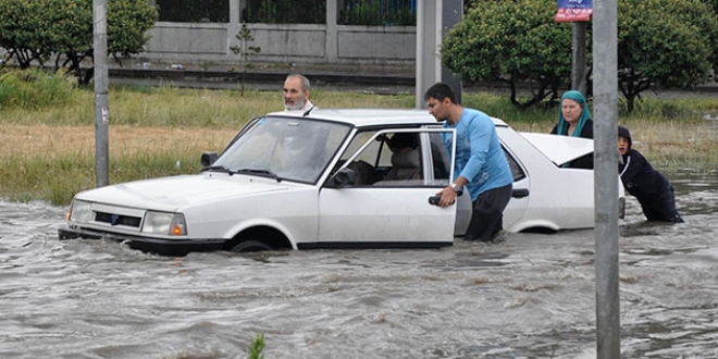 Başkenti yine sağanak vurdu, ev ve işyerini su bastı