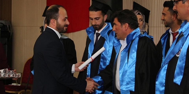 50 yaşındaki Muhtar üniversite bitirdi