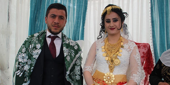 Gelin ve damada kilolarca altın takıldı