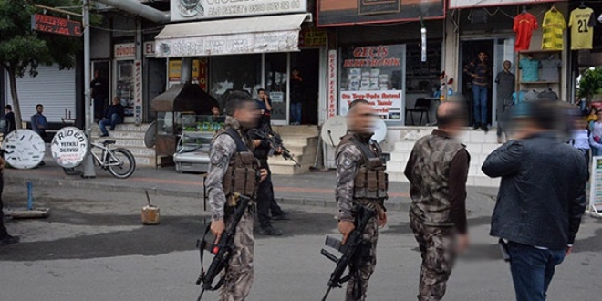 2 polisi bıçaklayıp kaçmaya çalışırken vurularak yakalandı!
