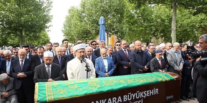 Eski Bakan Ayhan için cenaze namazı kılındı