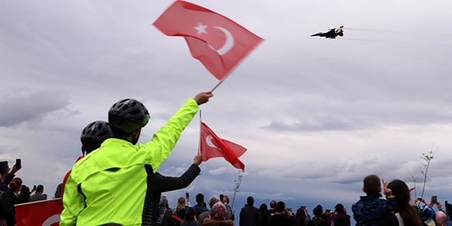 TSK'nın gösteri ekibi SOLOTÜRK adeta nefes kesti
