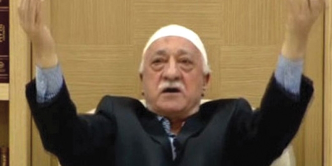 Elebaşına dua etmeyene işkence