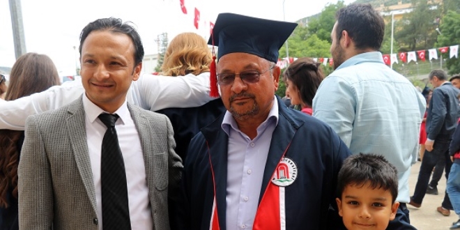 �niversite diplomas�n� 61 ya��nda o�lunun elinden ald�