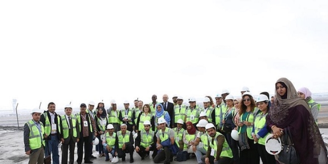 Arap gazeteciler stanbul Yeni Havalimann gezdi