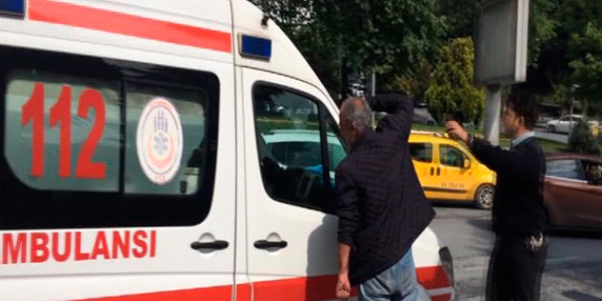 Sa�l�k ekibine t�k�rd�, polis otosunun yolunu kesti