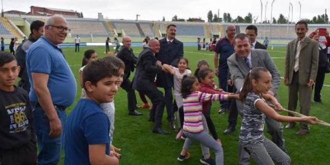 Kırıkkale Valisi Haktankaçmaz, çocuklarla halat çekti