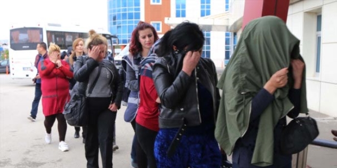 Kadınların çaresizliklerinden faydalanıp fuhuş yaptırdılar
