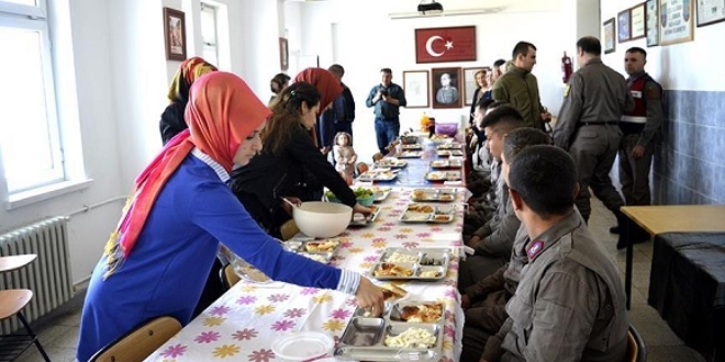 Zonguldak'ta Mehmetçiğe anne yemeği