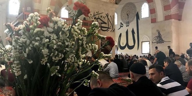 Cuma namazını çiçekler arasında kıldılar