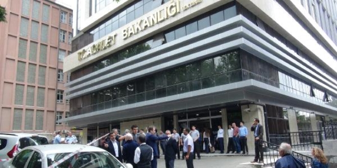 Adalet Bakanlığında, memurlar yemekten zehirlendi