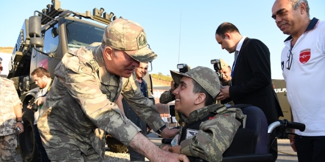 Orgeneral Akar'dan engelli gence yakın ilgi