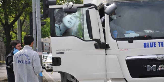 �stanbul'da park halindeki TIR'�n i�indeki s�r�c�s� �l� bulundu