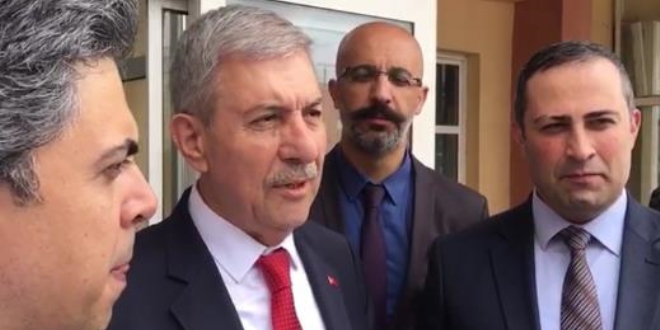 Trafik kazasında yaralananlara ilk müdahaleyi Bakan Demircan yaptı