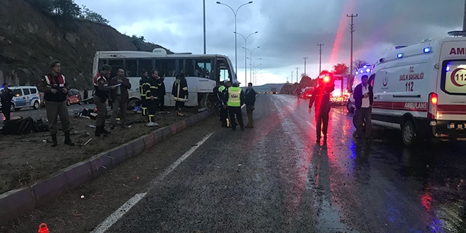 Öğrencileri taşıyan tur midibüsü devrildi: 9 yaralı
