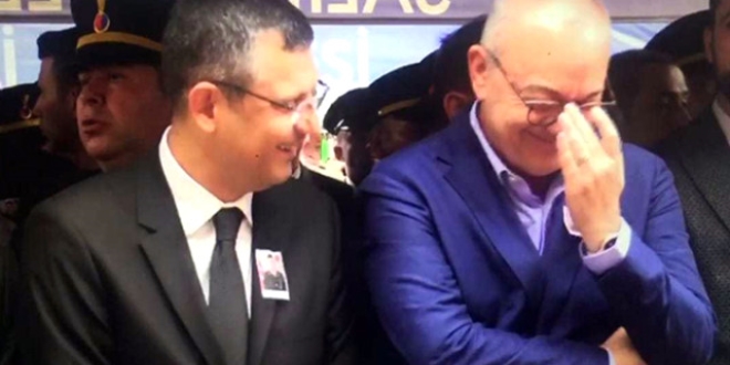 CHP'li Özel ile MHP'li başkanın şehit cenazesindeki skandal görüntüsü