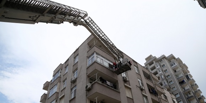 Balkonda mahsur kalan kad�n� itfaiye kurtard�