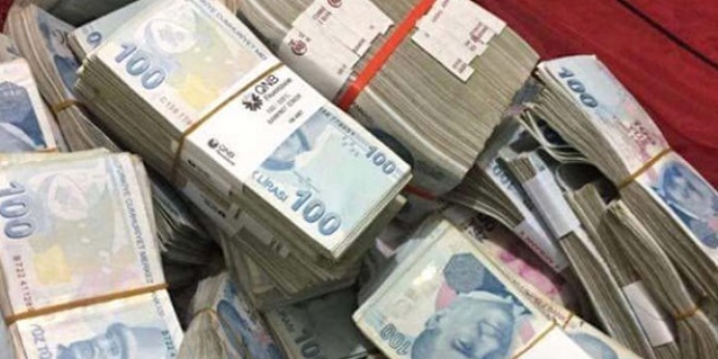 500 bin lirayı otostop yaptıkları arabada unuttular